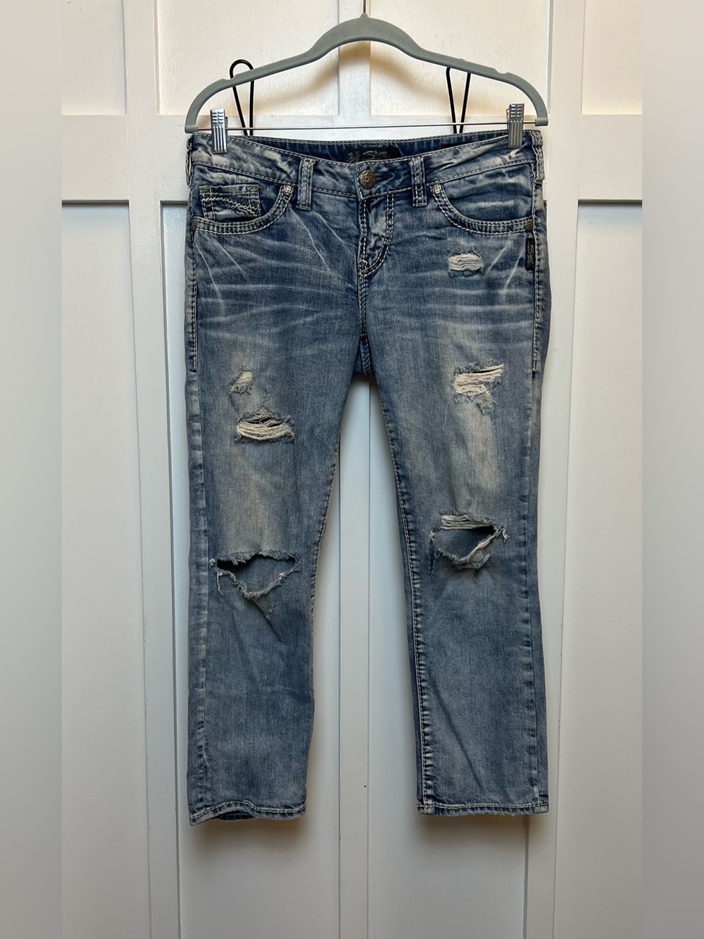 Silver Jeans Aiko Capri Light Wash Low Rise Size 28 Thick Stitching Distressed